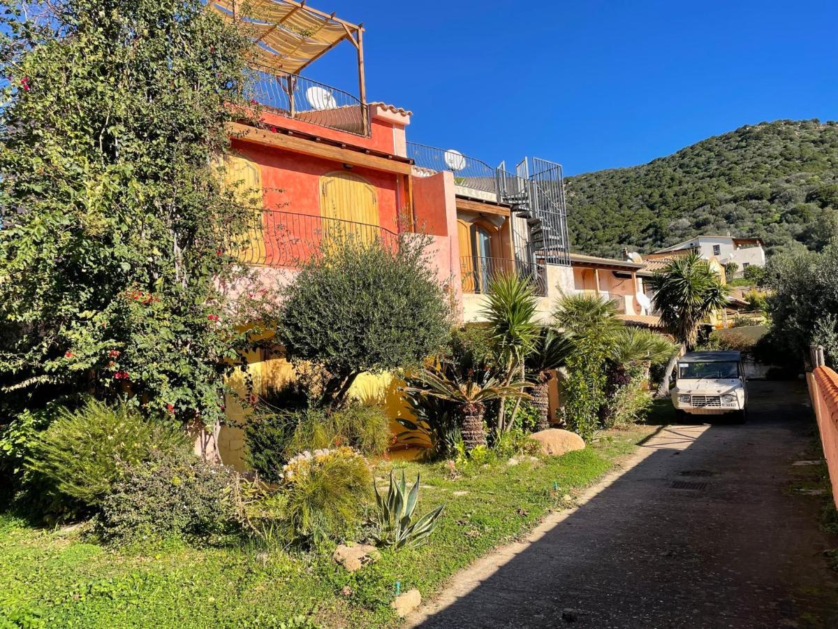 Casa Delle Farfalle Chia Eksteriør billede